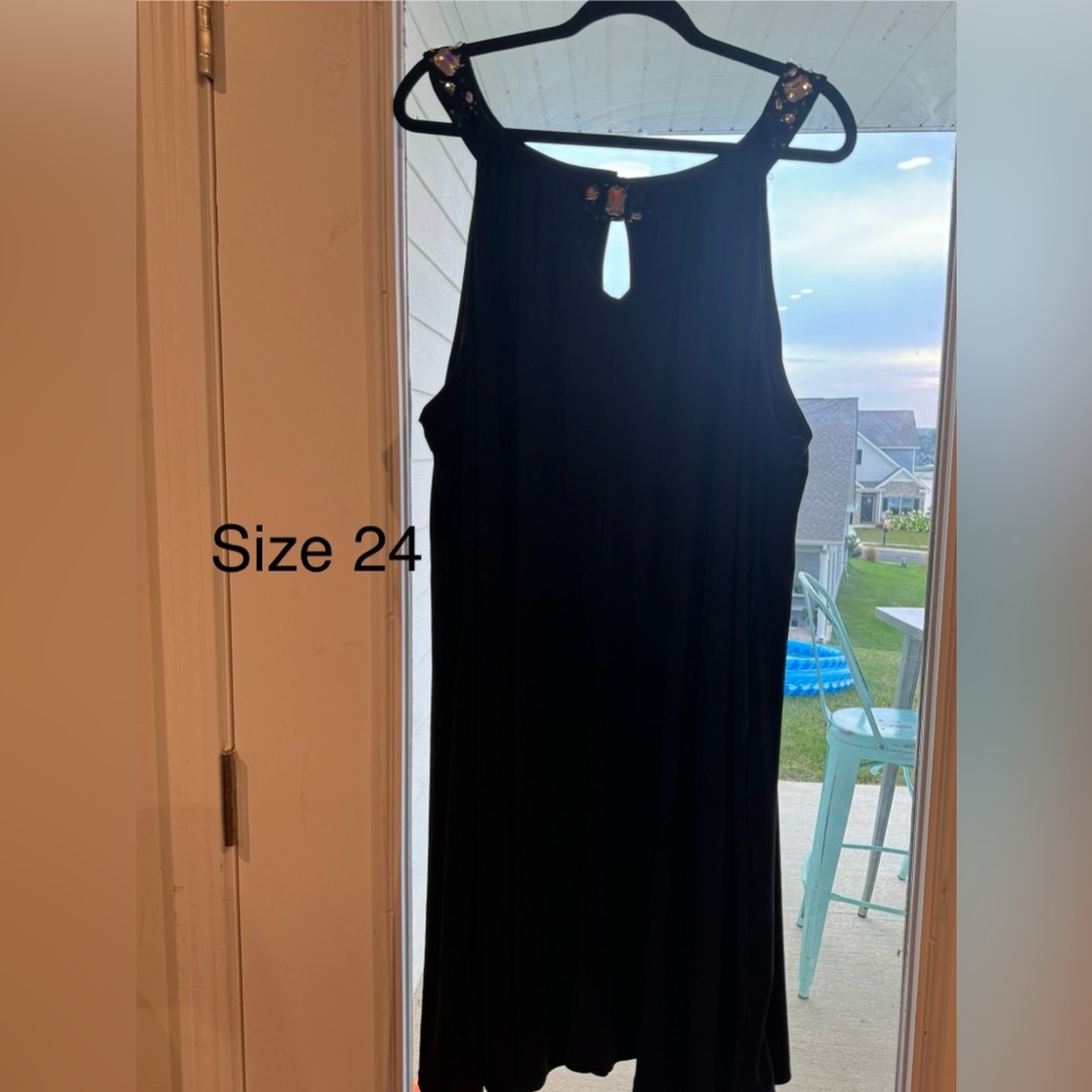 Beautiful black sleeveless dress!